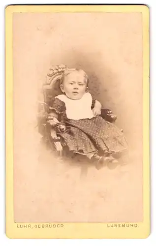 Fotografie Gebrüder Lühr, Lüneburg, Altstadt 48, Portrait kleines Kind im Kleid mit Latz