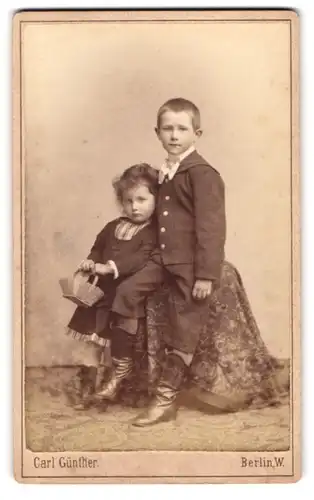 Fotografie Carl Günther, Berlin-W., Behrenstrasse 24, Portrait Kinderpaar in modischer Kleidung