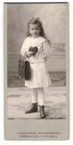Fotografie J. Engelmann, Posen, Wilhelm-Strasse 8, Portrait modisch gekleidetes Mädchen mit Tasche