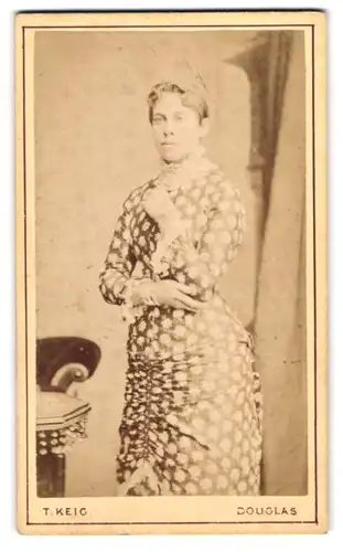 Fotografie T. Keig, Douglas /Isle of Man, Prospect Hill, Portrait junge Dame im modischen Kleid