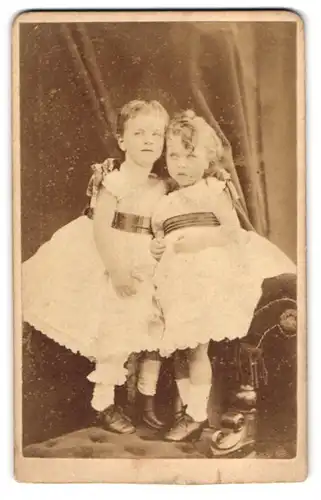 Fotografie T. C. Turner, Barnsbury, 10, Barnsbury Park, Portrait zwei kleine Mädchen in weissen Kleidern