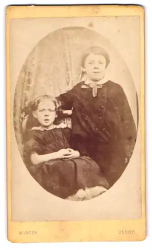 Fotografie W. W. Winter, Derby, Midland Road, Portrait Kinderpaar in hübscher Kleidung