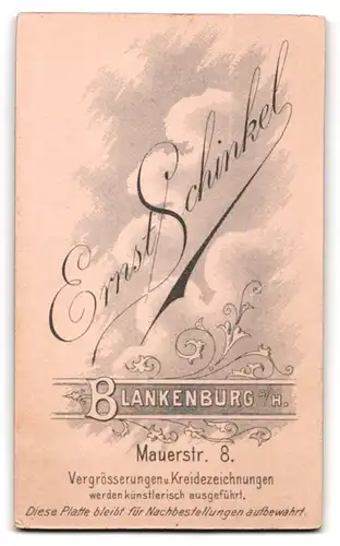 Fotografie Ernst Schinkel, Blankenburg a /H., Mauerstrasse 8, Portrait süsses Kleinkind im weissen Kleid