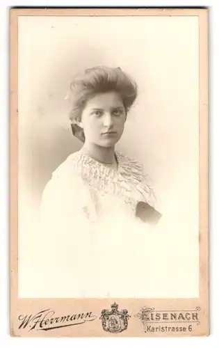 Fotografie W. Herrmann, Eisenach, Karlstrasse 6, Portrait hübsch gekleidete Dame mit Halskette