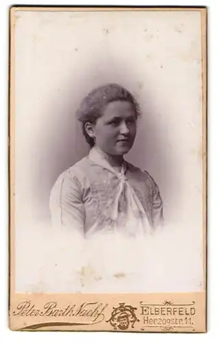 Fotografie Peter Barth Nachf., Elberfeld, Herzogstrasse 11, Portrait junge Dame in hübscher Kleidung