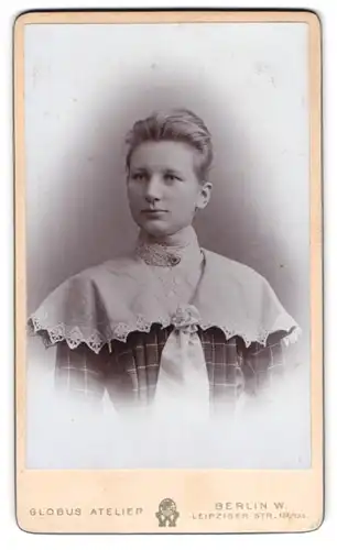 Fotografie Atelier Globus, Berlin-W., Leipziger Str.132-135, Portrait junge Dame im karierten Kleid mit Spitzenkragen