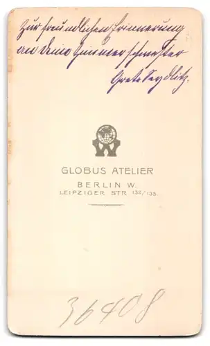 Fotografie Atelier Globus, Berlin-W., Leipziger Str.132-135, Portrait junge Dame im karierten Kleid mit Spitzenkragen