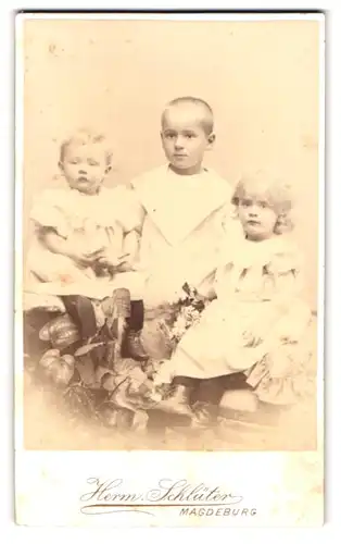 Fotografie Hermann Schlüter, Magdeburg, Ecke Breite Weg & Alte Ullrichstr., Kinderpaar & Kleinkind in hübscher Kleidung