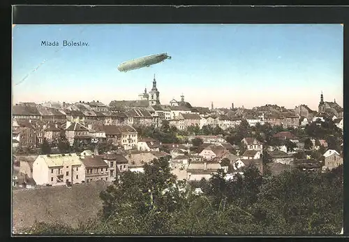AK Jung Bunzlau / Mlada Boleslav, Panorama der Stadt mit Zeppelin