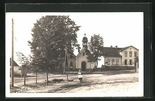 Foto-AK Kaznejov, Strassenpartie mit Kirche und Mädchen