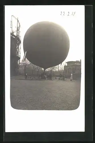 Foto-AK Soldaten lassen Ballon steigen