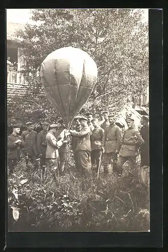 Foto-AK Soldaten in Uniform mit kleinem Ballon