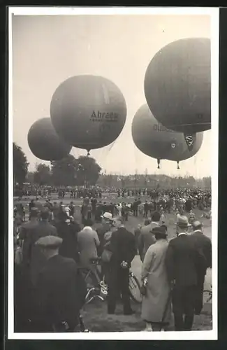 Foto-AK Steigende Fesselballons auf grossem Platz mit Zuschauern