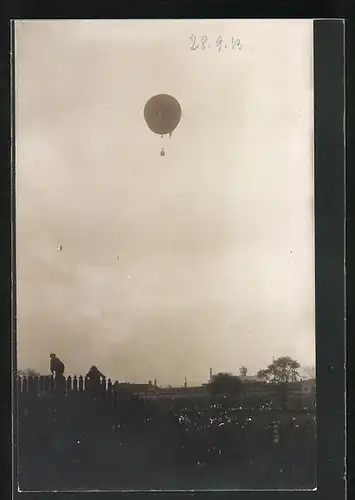 Foto-AK Fesselballon hoch am Himmel