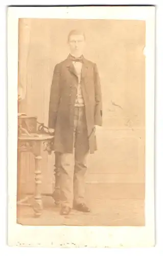 Fotografie Herm. Heckmann, Glauchau, Hoffnung 398-399, Portrait junger Mann im Anzug mit Fliege