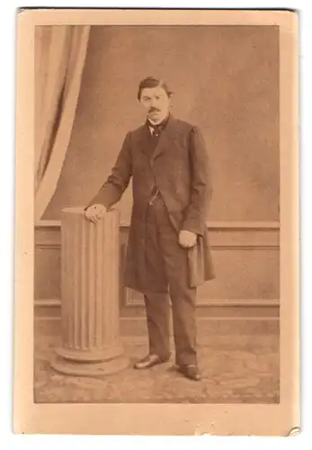 Fotografie unbekannter Fotograf und Ort, Portrait Herr im Anzug mit Schlips und Moustache