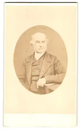 Fotografie unbekannter Fotograf und Ort, Portrait älterer Herr im Anzug mit weissen Haaren und Koteletten, 1869