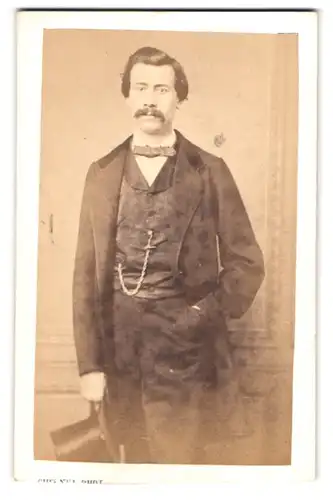 Fotografie Chesnel-Glenisson, Paris, Rue Rambuteau 82, Portrait Herr im Anzug mit Fliege und Uhrenkette, Moustache