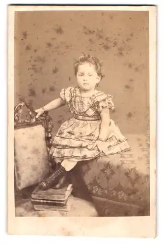 Fotografie Wegner & Mottu, Amsterdam, Kalverstraat, Portrait niedliches Mädchen im karierten Kleid mit Locken, 1870