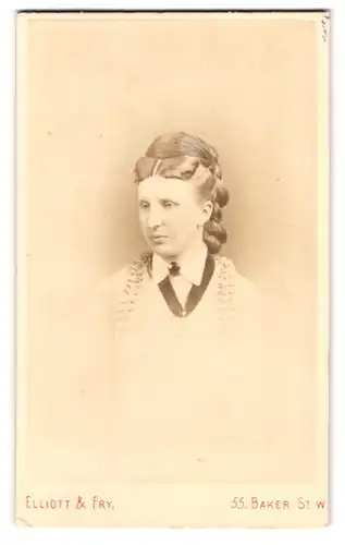 Fotografie Elliott & Fry, London, 55 Baker Street, Portrait Frau Kate im Biedermeierkleid mit Hochsteckfrisur, 1873