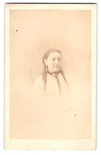 Fotografie J. C. Clarke, Aldeburgh, Portrait Dame im weissen Kleid mit Zöpfen, 1864