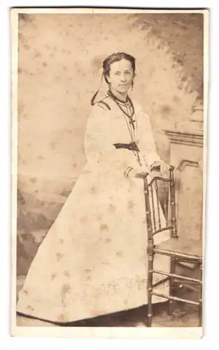 Fotografie William Guilmard, St. Etienne, Rue St. Charles 29, Portrait junge Frau im weissen Kleid mit Kruzifix