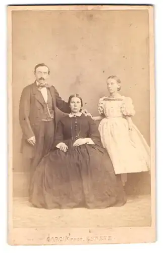 Fotografie Gargin, Geneve, Portrait Mutter und Vater mit Tochter in Biedermeierkleidern