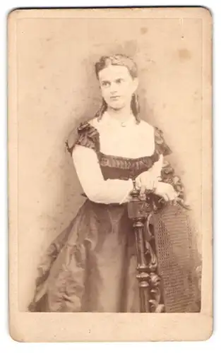 Fotografie Max Patzig, Freiberg, Rittergasse 522, Portrait junge Frau im seidenen Kleid mit Korkenzieherlocken