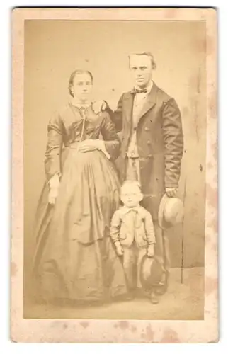 Fotografie unbekannter Fotograf und Ort, Portrait Mutter und Vater mit kleinem Sohn in Biedermeierkleidung