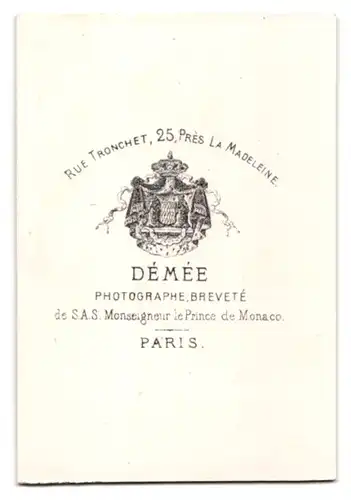 Fotografie Demee, Paris, Rue Tronchet 25, Portrait junge Frau mit Brosche und Ohrringen