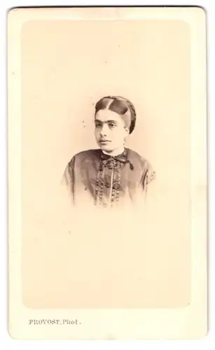 Fotografie Provost, Toulouse, Rue Louis Napoleon 23, Portrait junge Frau im Kleid mit dicken Augenbrauen
