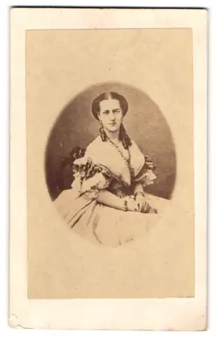 Fotografie unbekannter Fotograf und Ort, Portrait junge Frau im feinen Kleid mit Korkenzieherlocken