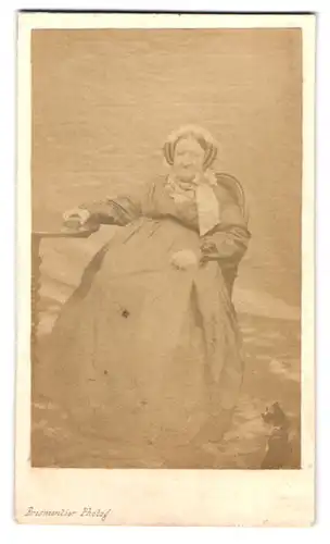 Fotografie Brismontier, Paris, Portrait ältere Dame im Biedermeierkleid mit Haube