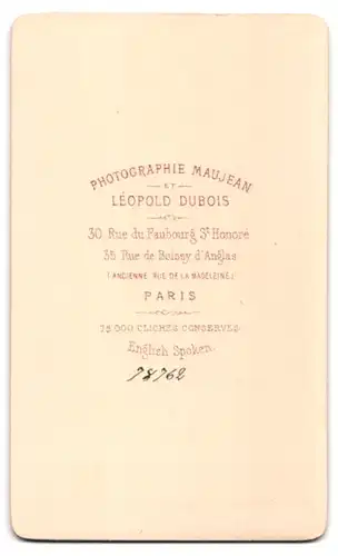 Fotografie Maujean, Paris, Rue de Faubourg St. Honore 30, Portrait Mädchen im Kleid mit Spitzenkragen