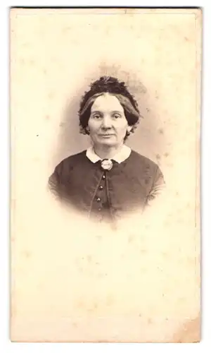 Fotografie L. Brade, Geestemünde, Portrait Dame im Biedermeierkleid mit Brosche und Haube