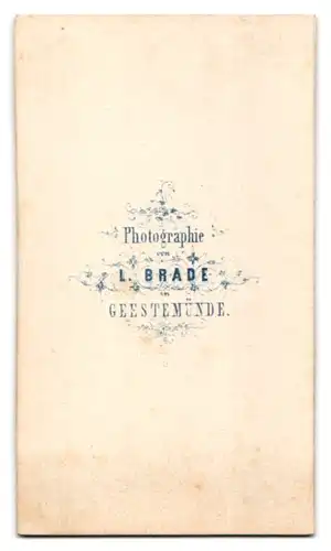 Fotografie L. Brade, Geestemünde, Portrait Dame im Biedermeierkleid mit Brosche und Haube