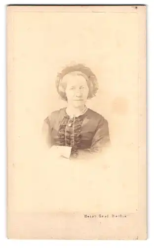 Fotografie Heinr. Graf, Berlin, Friedrichs Str. 165, Portrait Dame im Biedermeierkleid mit Haube