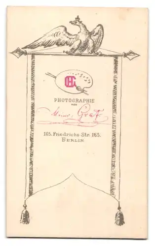Fotografie Heinr. Graf, Berlin, Friedrichs-Str. 165, Portrait Mann im Anzug mit stolz geschwellte Brust und Fliege