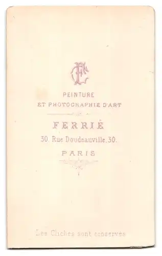 Fotografie Ferrie, Paris, Rue Doudeauville 30, Portrait Frau im Kleid mit Samtschleife und Locken