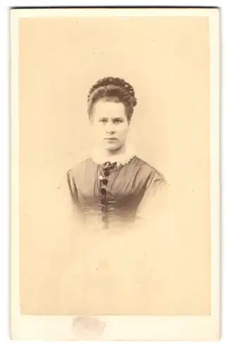 Fotografie unbekannter Fotograf und Ort, Portrait Helene Strübing im Biedermeierkleid mit toupierten Haaren
