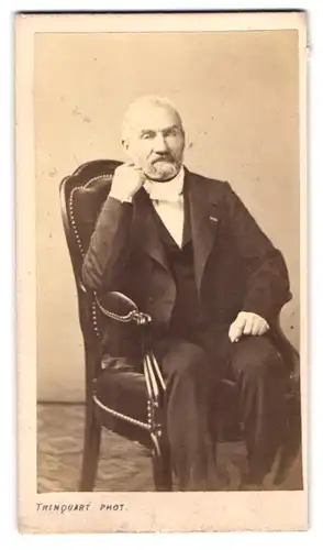Fotografie Trinquart, Paris, Rue Louis-le-Grand 23, Portrait älterer Herr im Anzug in einem Stuhl sitzend