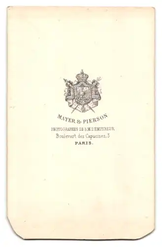 Fotografie Mayer & Pierson, Paris, Boulevart des Capucines 3, Portrait Herr im Anzug steht lässig im Atelier