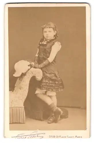 Fotografie Pierre Delice, Paris, Place Cadet 27-31, Portrait Mädchen im Kleid mit Amrstülpen und Federhut