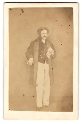 Fotografie unbekannter Fotograf und Ort, Portrait Herr im Anzug mit Monokel und Taschentuch, 1863