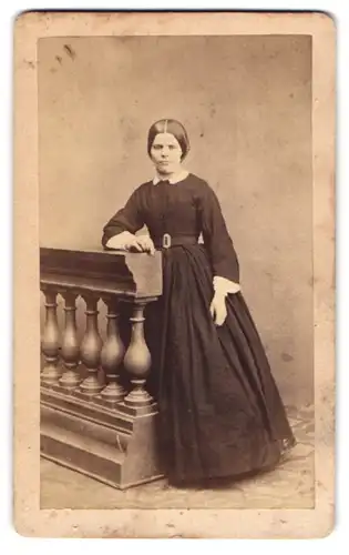 Fotografie J. Henry, Geneve, Rue Basse, Portrait Dame im schlichten Biedermeierkleid mit strenger Frisur