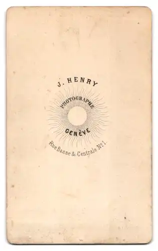 Fotografie J. Henry, Geneve, Rue Basse, Portrait Dame im schlichten Biedermeierkleid mit strenger Frisur