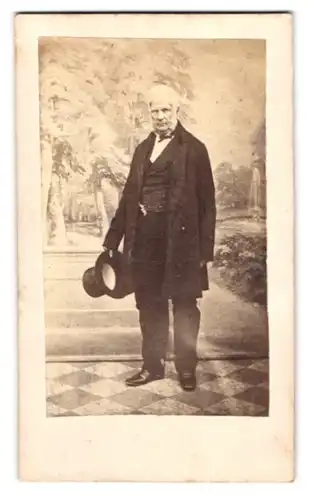 Fotografie London & Provincial Photog. Co., London, 443 West Strand, Portrait älterer Herr im Anzug mit Zylinder