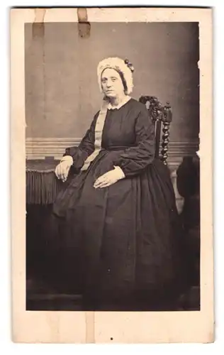 Fotografie Pfeiffer, Ort unbekannt, Portrait Dame im reifrock Kleid mit Haube