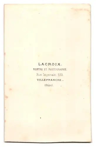 Fotografie Lacroix, Villefranche / Rhone, Rue Imperial 233, Portrait zwei Kinder halten Händchen im Atelier, erste Liebe