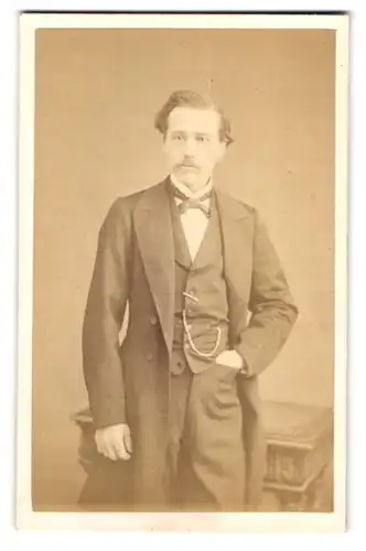 Fotografie Thiebault, Paris, Boulevart Bonne Nouvelle 31, Portrait junger Mann im Anzug mit Fliege und Moustache